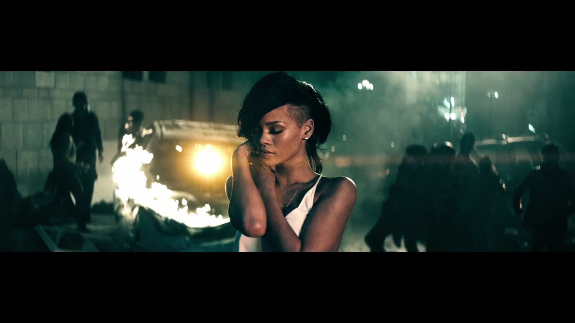 http://www.demagaga.com/wp-content/uploads/2015/11/Rihanna-Diamonds.jpg