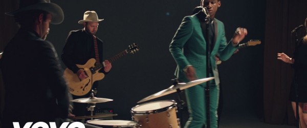 Leon Bridges performing “Smooth Sailin’,” vintage soul-inspired performance